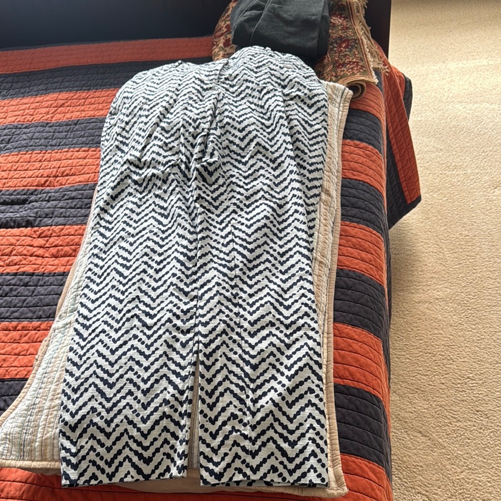Navy and White Chevron Capri Pants Ann Taylor Size 6.109% Cotton